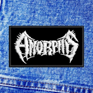 Könnte beinhalten: Ein gestickter schwarzer und weißer Aufnäher mit dem Wort "AMORPHIS" in einer stilisierten Schrift.