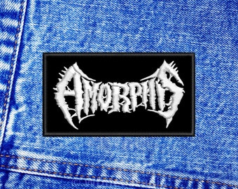 Puede incluir: Un parche bordado en blanco y negro con la palabra "AMORPHIS" en una fuente estilizada.