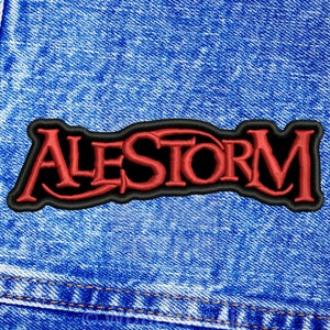 Peut inclure: Un patch brodé rouge et noir avec le mot "ALESTORM" sur un fond en jean bleu.