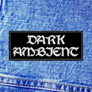 以下が含まれることがあります： 黒いパッチに白い刺繍で「DARK AMBIENT」と書いてあります。