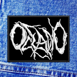 Op de afbeelding: Zwart-witte geborduurde patch met het woord "Opeth" in een gestileerd lettertype.