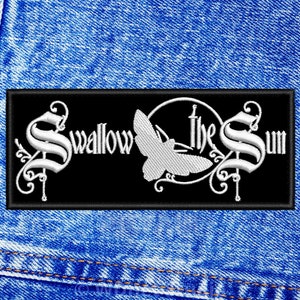 Könnte beinhalten: Schwarzer gestickter Aufnäher mit weißer Aufschrift "Swallow the Sun" und einem stilisierten Mottiv.