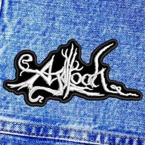 Può includere: Toppa ricamata bianca con la parola "AFI" in un font stilizzato su sfondo nero. La toppa è cucita su una giacca di jeans blu.