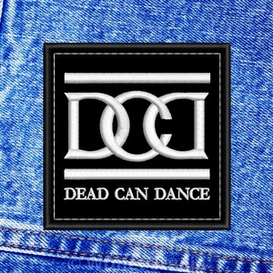 Può includere: Toppa ricamata con le parole "DEAD CAN DANCE" in bianco su un quadrato nero. Il design presenta lettere intrecciate e linee orizzontali. La toppa è posta su uno sfondo di denim blu.