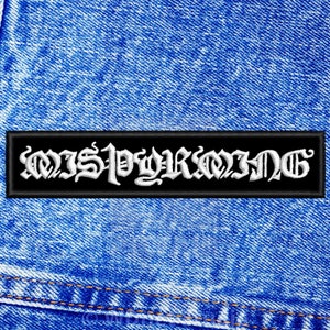 Può includere: Una toppa nera con lettere ricamate bianche che recitano "MISPYRRHIC" su uno sfondo di denim blu.