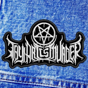 Può includere: Toppa ricamata in bianco e nero con il testo "Mayhem Murder" in un font gotico. Un pentagramma è sopra il testo.