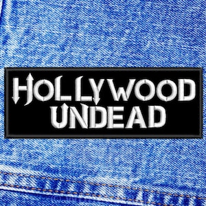 Op de afbeelding: Zwart-wit geborduurde patch met de tekst "HOLLYWOOD UNDEAD" op een blauwe denim achtergrond.