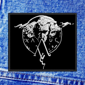 Könnte beinhalten: Schwarz-weiß gestickter Patch mit einem Kreisdesign, das ein stilisiertes Gesicht und den Text "XAVIUS" zeigt.