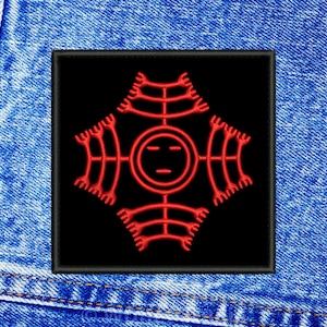 Può includere: Toppa ricamata rossa su sfondo nero con un simbolo nativo americano. Il simbolo è un cerchio con un viso all'interno e quattro braccia che si estendono dal cerchio.