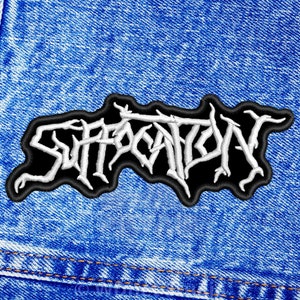 K&ouml;nnte beinhalten: Wei&szlig;er gestickter Patch auf einem blauen Jeans-Hintergrund. Der Patch zeigt das Wort "SUFFOCATION" in einer stilisierten Schrift.