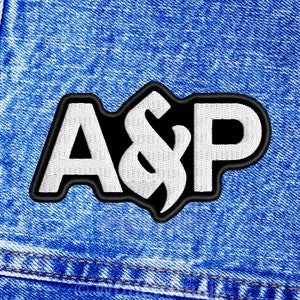 Könnte beinhalten: Weißer gestickter Aufnäher mit den Buchstaben "A&P" in schwarzen umrandeten Buchstaben auf einem blauen Jeansstoff.