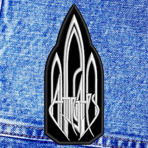 Könnte beinhalten: Schwarz-weiß gestickter Patch mit dem Wort "Aether" in einer gotischen Schrift.