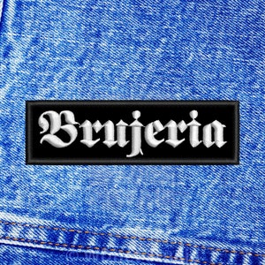 Puede incluir: Un parche negro con texto bordado en blanco que dice "Brujeria" sobre un fondo de mezclilla azul.