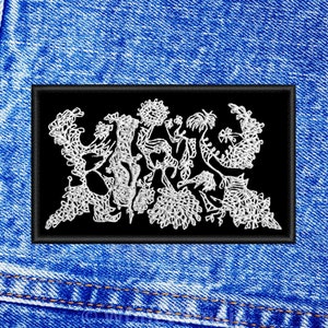 Peut inclure: Un patch noir avec un motif brodé blanc d'un arbre stylisé aux détails complexes.