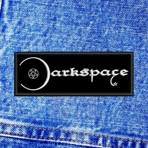 Może przedstawiać: Czarna łatka z białym haftem półksiężyca z pentagramem w środku i słowem "Darkspace" w stylizowanym foncie.