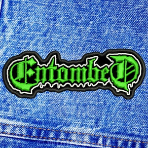 K&ouml;nnte beinhalten: Gr&uuml;n-schwarzer gestickter Aufn&auml;her mit dem Wort "Entombed" in gotischer Schrift.