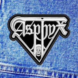 Puede incluir: Un parche bordado en blanco y negro con la palabra "Asphyx" en una fuente gótica. El parche tiene la forma de un triángulo.