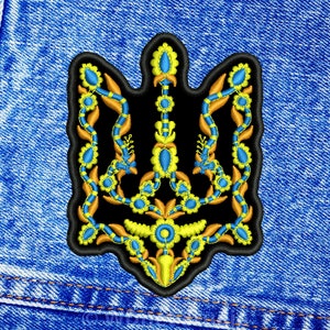 Może przedstawiać: Czarna naszywka haftowana z motywem żółtego i niebieskiego trójzębu. Trójząb jest symbolem Ukrainy.