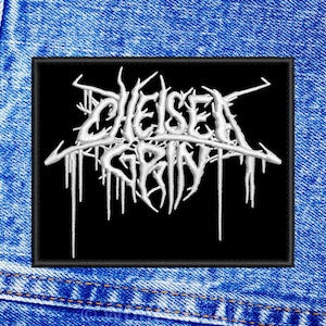 Könnte beinhalten: Schwarz-weiß gestickter Patch mit dem Text "Chelsea Grin" in einer stilisierten Schrift.
