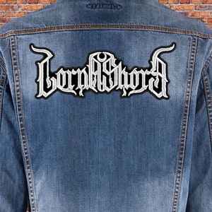 Könnte beinhalten: Eine Jeansjacke mit einem weißen gestickten Patch, auf dem "Gorgoroth" steht, auf der Rückseite.