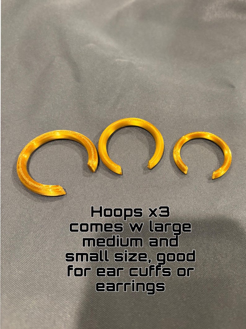 Może przedstawiać: Trzy złote koliste obręcze w r&oacute;żnych rozmiarach, w tym duży, średni i mały. Tekst na obrazku brzmi: Hoops x3 comes w large medium and small size, good for ear cuffs or earrings. Każda obręcz posiada otw&oacute;r w kształcie litery C.