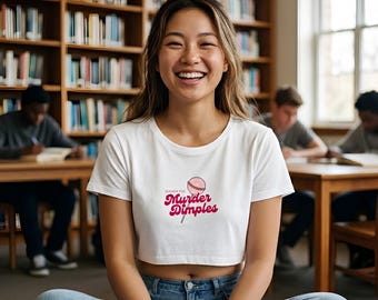 Camiseta corta con estampado de hoyuelos de "Sucker for Murder" / Lectura de verano / Top de Bookstagram "Moralmente ambiguo"