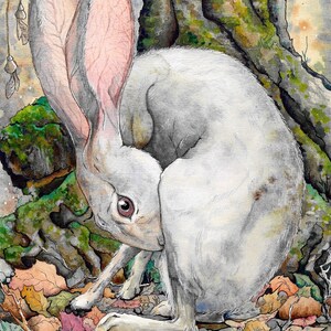 Op de afbeelding: Een wit konijn met grote roze oren zit in een bosrijke omgeving. Het konijn is omringd door gevallen bladeren en ligt tegen een boomstam aan. De achtergrond is een aquarel van een boslandschap.