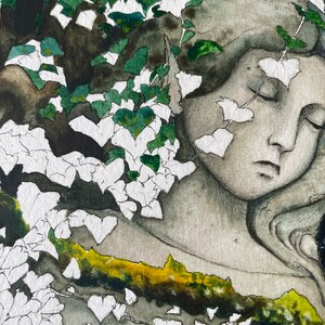Op de afbeelding: Aquarel schilderij van een sereen gezicht met gesloten ogen, gedeeltelijk bedekt door groene en witte klimop. Het kunstwerk heeft een gedempt kleurenpalet met tinten grijs, groen en bruin, waardoor een rustige en natuurlijke sc&egrave;ne ontstaat.