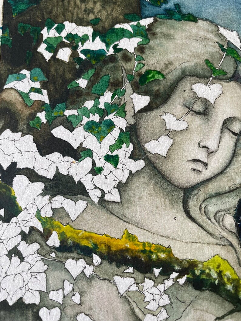 Op de afbeelding: Aquarel schilderij van een sereen gezicht met gesloten ogen, gedeeltelijk bedekt door groene en witte klimop. Het kunstwerk heeft een gedempt kleurenpalet met tinten grijs, groen en bruin, waardoor een rustige en natuurlijke sc&egrave;ne ontstaat.
