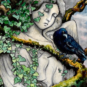 Op de afbeelding: Waterverfschilderij van een serene figuur met gesloten ogen, versierd met groene klimop. Een donkerblauwe raaf zit op een met mos bedekte tak. Het kunstwerk roept een mystiek, natuurlijk thema op.