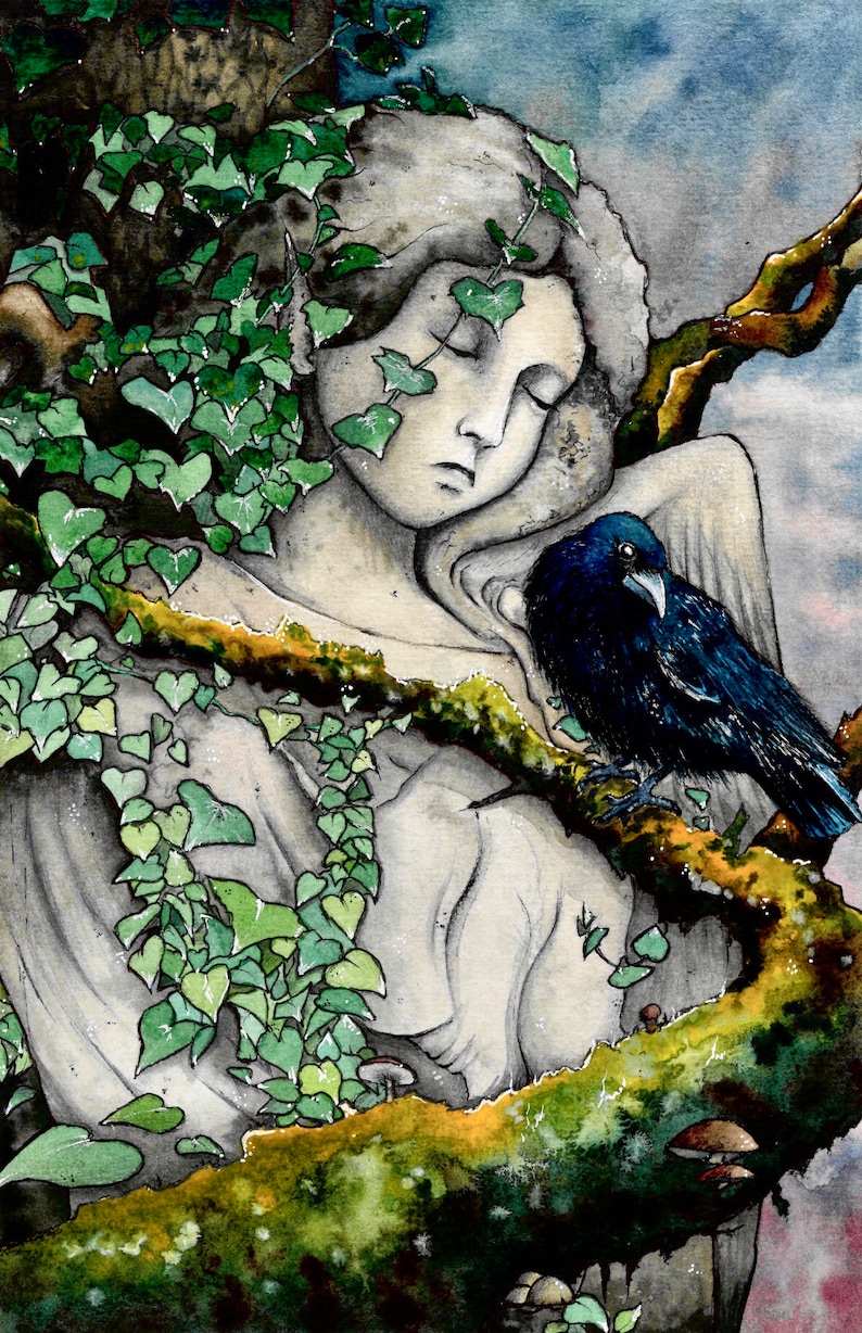 Op de afbeelding: Waterverfschilderij van een serene figuur met gesloten ogen, versierd met groene klimop. Een donkerblauwe raaf zit op een met mos bedekte tak. Het kunstwerk roept een mystiek, natuurlijk thema op.