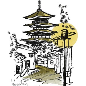 Puede incluir: Una ilustraci&oacute;n en tinta negra y dorada de una pagoda de varios niveles sobre edificios tradicionales. Un gran c&iacute;rculo amarillo representa el sol en el fondo. El texto Yasaka Pagoda est&aacute; escrito en cursiva en la parte inferior izquierda.