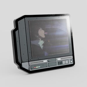 Puede incluir: Una pegatina que representa un televisor retro con una persona fumando en la pantalla. El televisor es gris con bordes negros y tiene un diseño detallado, incluyendo botones y un altavoz. La pantalla muestra una escena con tonos azules y morados.