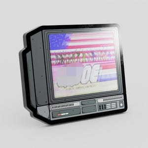 Puede incluir: Pin de televisión retro con una pantalla que muestra una bandera estadounidense y la palabra "JOE". El pin tiene un marco negro y un cuerpo gris, con un diseño que recuerda a los televisores antiguos. También es visible el texto "A REAL AMERICAN HERO".