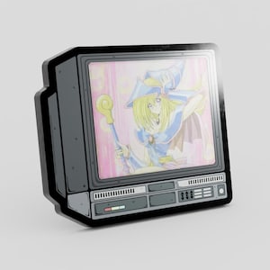 Puede incluir: Pin con forma de televisor negro y gris. La pantalla muestra un personaje de dibujos animados, una mujer rubia vestida con un atuendo azul y blanco que sostiene un bastón. La pantalla tiene un fondo rosa y amarillo.