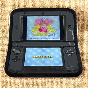 Spilla smaltata lenticolare 3DS Super Star Ultra da 2,5&quot;
