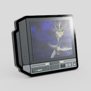 Könnte beinhalten: Ein grau-schwarzer Ansteckpin in Form eines Retro-Fernsehers. Der Bildschirm zeigt eine Figur mit stacheligen gelben Haaren vor einem lila Hintergrund. Der Pin hat ein detailliertes Design mit Knöpfen und einem Lautsprecher.