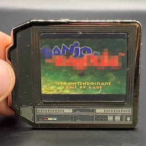 2.5&quot; Lenticular Bánjo K CRTV Enamel Pin