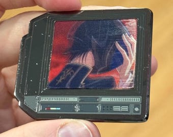 Épingle lenticulaire CG CRTV en émail de 2,5 po.