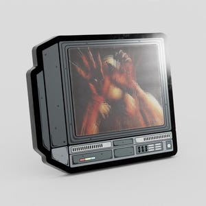 Puede incluir: Pin de televisión de estilo retro con una pantalla que muestra una imagen distorsionada de una figura con las manos extendidas. El pin tiene un borde negro y detalles en gris, con una serie de botones y una rejilla de altavoz en la parte inferior.