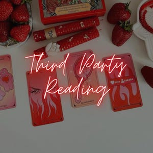 Puede incluir: Cuatro cartas de tarot con ilustraciones rosas y rojas, incluyendo un corazón, un espejo, una llama y una persona con un corazón. Las cartas están dispuestas sobre una superficie blanca con fresas rojas y velas. El texto "Third Party Reading" está escrito en letras de color rosa neón.