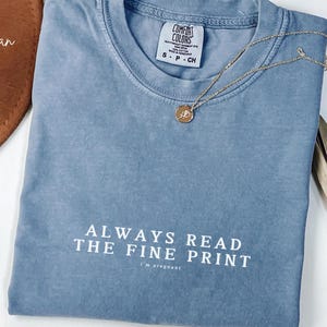 Koszulka Always Read The Fine Print, koszulka ciążowa, koszulka Comfort Colors® z informacją o ciąży, koszulka ujawniająca ciążę, prezent na baby shower