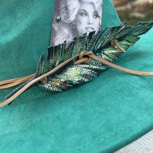 Fascia per cappello in vera pelle con piume e carta da gioco decorativa - pezzo unico - SPEDIZIONE GRATUITA - Cappello non incluso