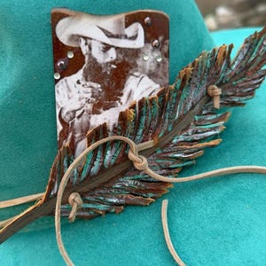 Fascia per cappello in vera pelle con piume e carta da gioco decorativa - pezzo unico - SPEDIZIONE GRATUITA - Cappello non incluso