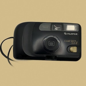 Cámara Fujifilm Clear Shot Plus II vintage de los años 90 con película de 35 mm, apuntar y disparar automáticamente