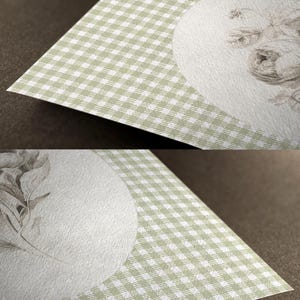 Pu&ograve; includere: Un biglietto bianco con un bordo a quadri verdi e un ritaglio circolare al centro. Il ritaglio presenta un disegno a matita di un mazzo di fiori.