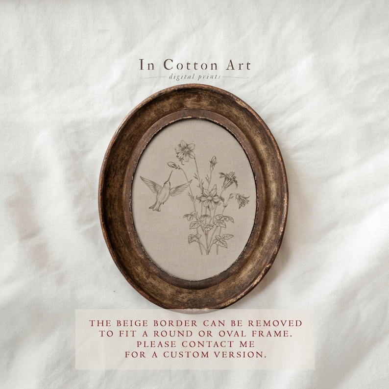 Puede incluir: Marco de fotos ovalado de estilo antiguo con acabado dorado. El marco rodea una impresi&oacute;n beige con un colibr&iacute; y una ilustraci&oacute;n floral. El texto "In Cotton Art digital prints" est&aacute; en la parte superior. El texto inferior dice que el borde beige se puede quitar.