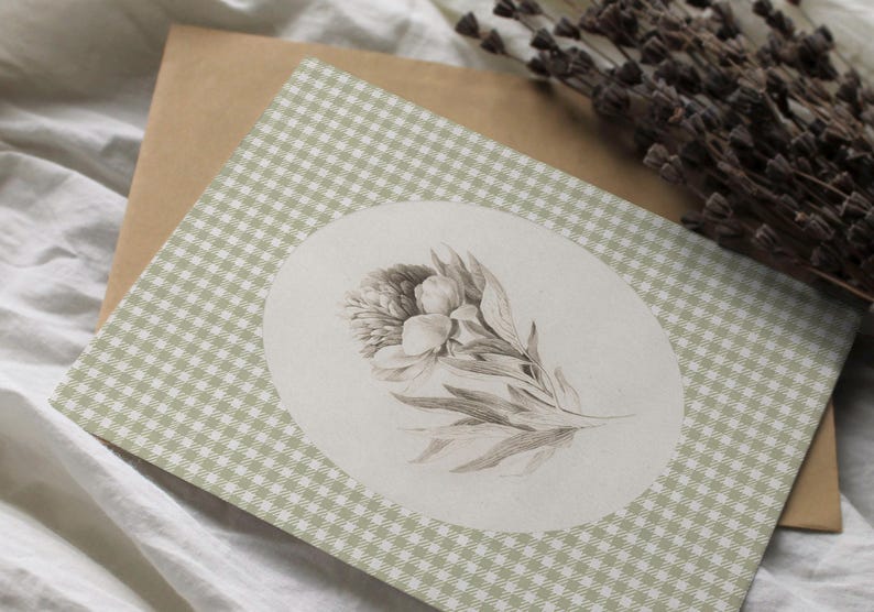 Pu&ograve; includere: Un biglietto di carta a quadri verdi e bianchi con un design circolare che presenta un'illustrazione in bianco e nero di un fiore.