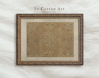 Peut inclure: Une impression encadrée avec un motif détaillé de style antique dans des tons de beige, marron et bleu. Le cadre est orné, avec une finition dorée. Le texte "In Cotton Art digital prints" est visible en haut.