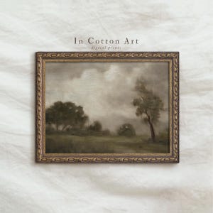 Puede incluir: Una pintura de paisaje de estilo antiguo en un marco dorado ornamentado. La obra de arte representa un campo con árboles bajo un cielo nublado. El texto "In Cotton Art digital prints" es visible en la parte superior.